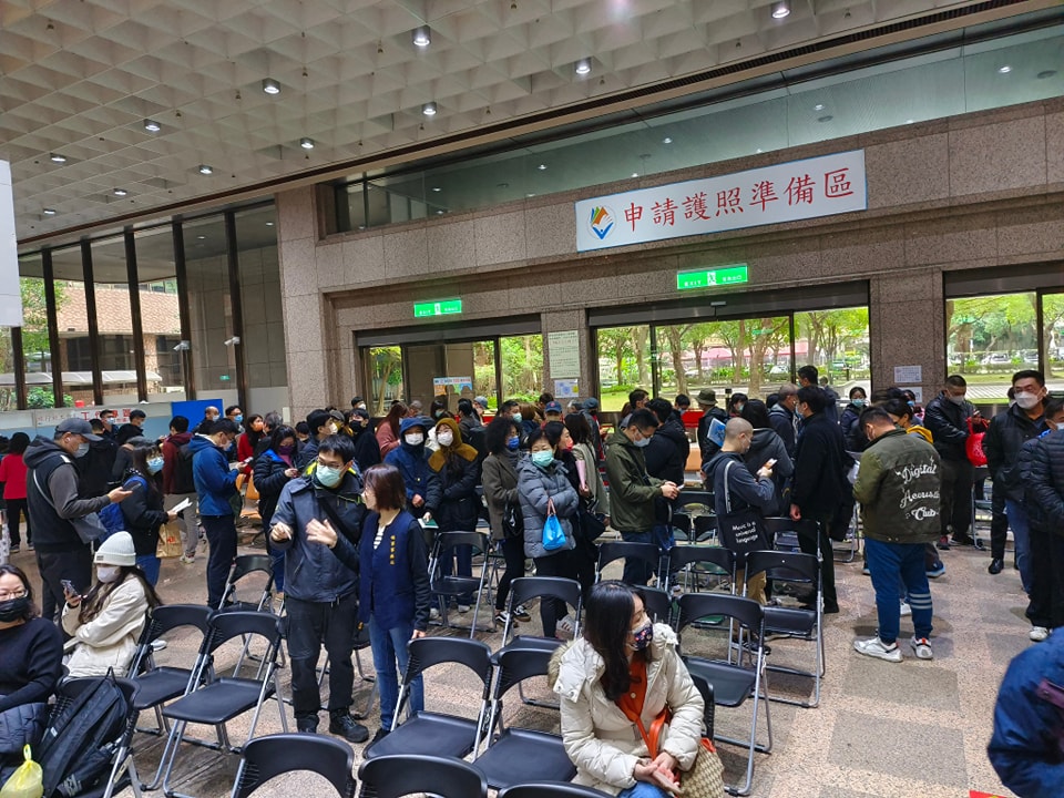 換領護照的人潮湧入外交部。 圖：日本自助旅遊中毒者／提供