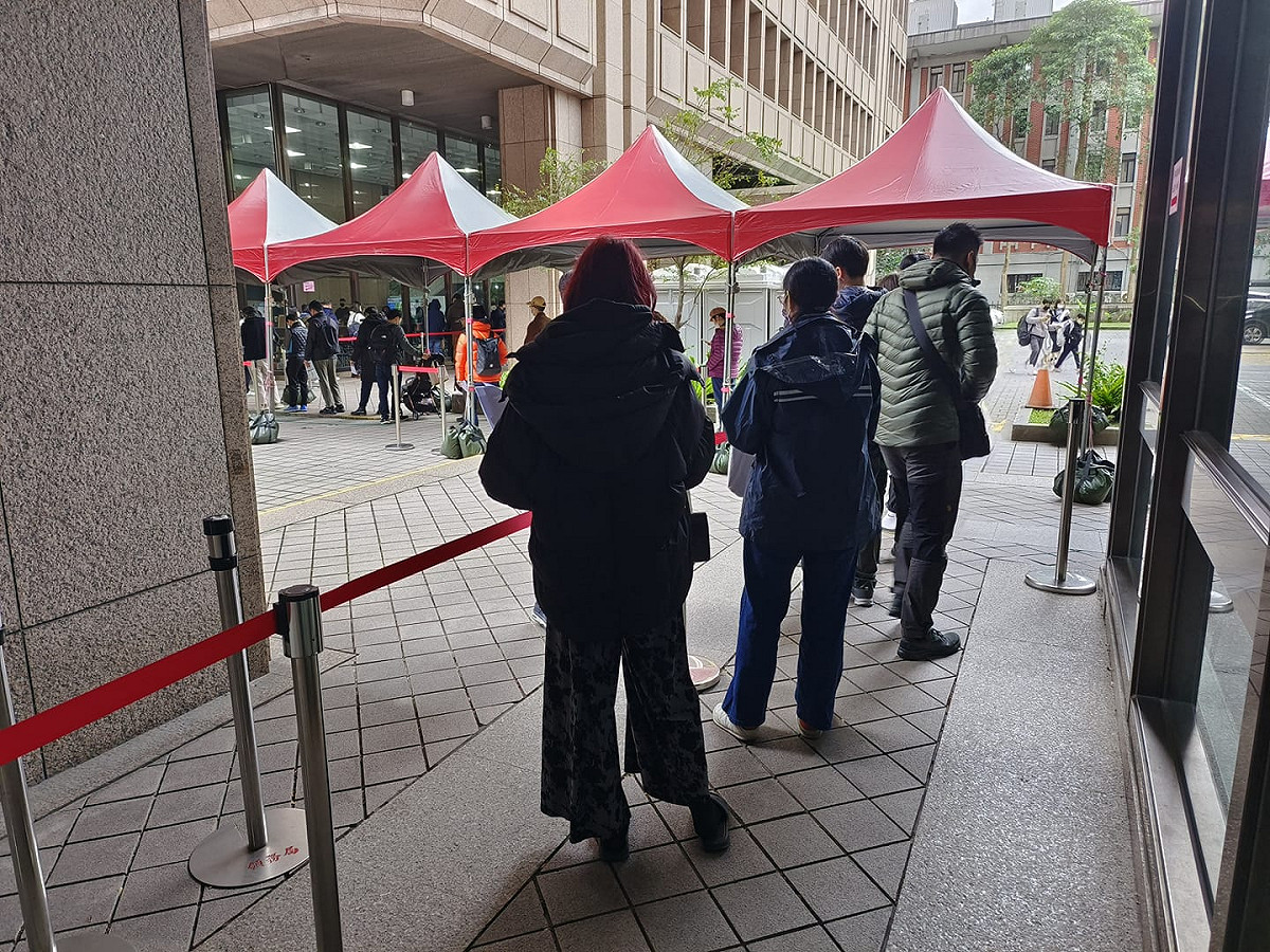 南棟室外排隊人潮。 圖：日本自助旅遊中毒者／提供