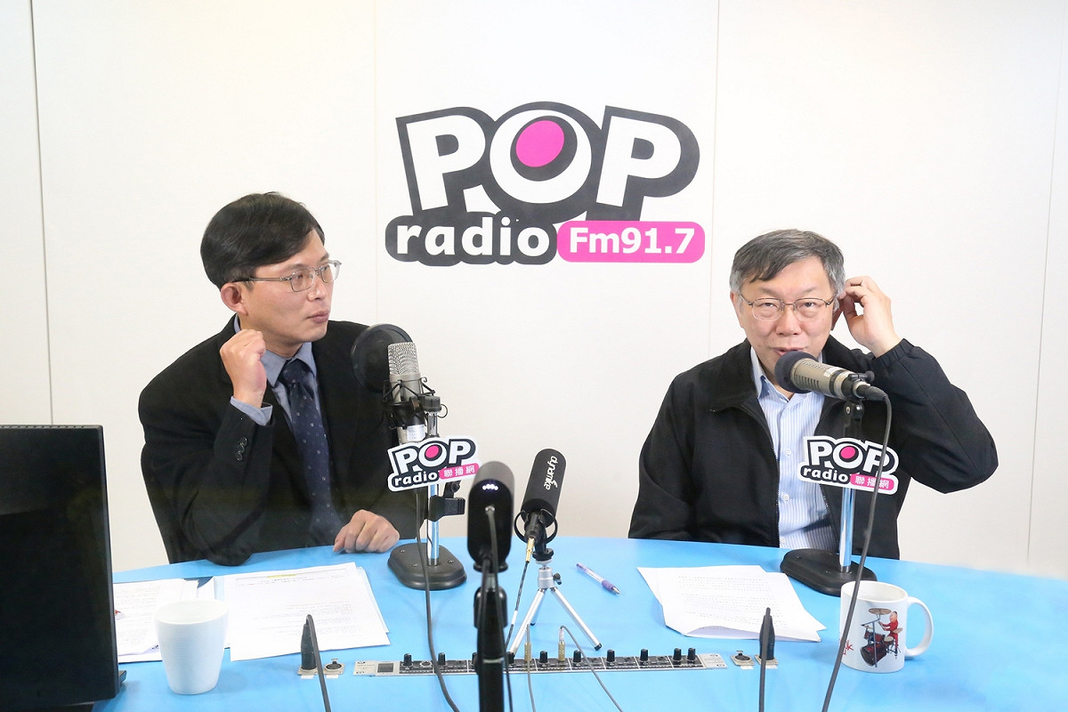 民眾黨主席柯文哲接受時代力量前立委黃國昌專訪。 圖：《POP大國民》製作單位 提供