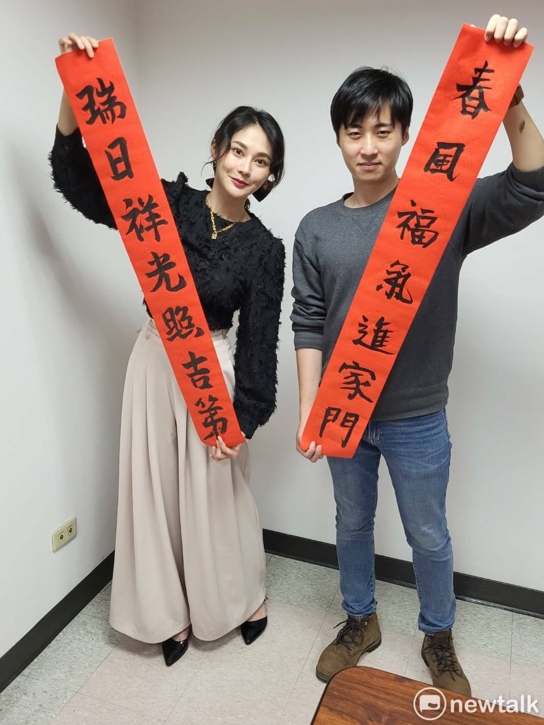 賴品妤、曾玟學揮毫，祝福大家新年快樂。 圖：陳佩君／攝