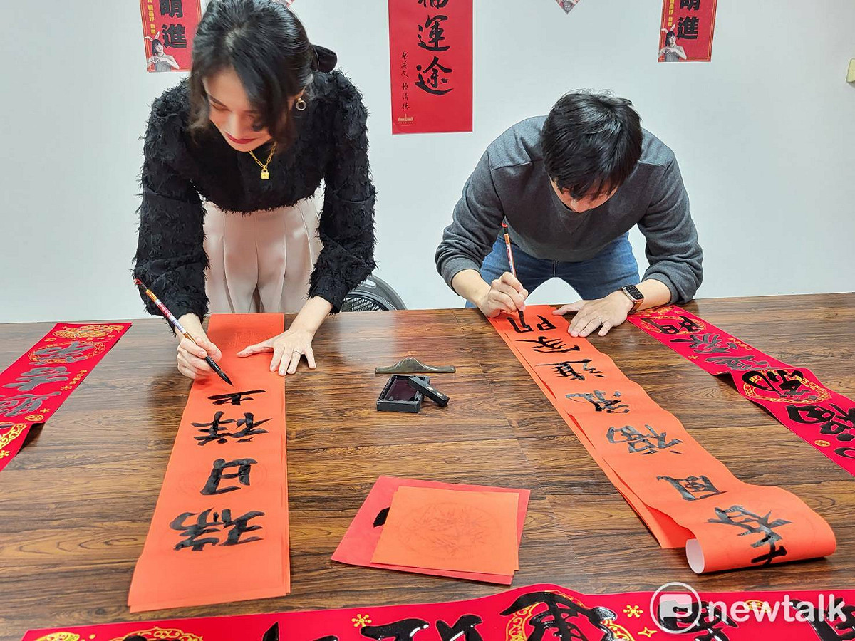 賴品妤、曾玟學共同揮毫。 圖：陳佩君／攝