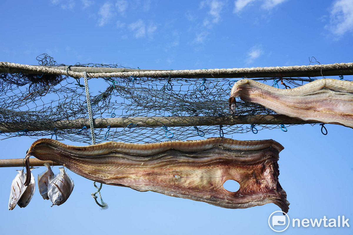 東莒冬季有不少海魚洄游至此，冬季冷冽乾燥的北風非常適合曬魚乾。 圖：張良一/攝