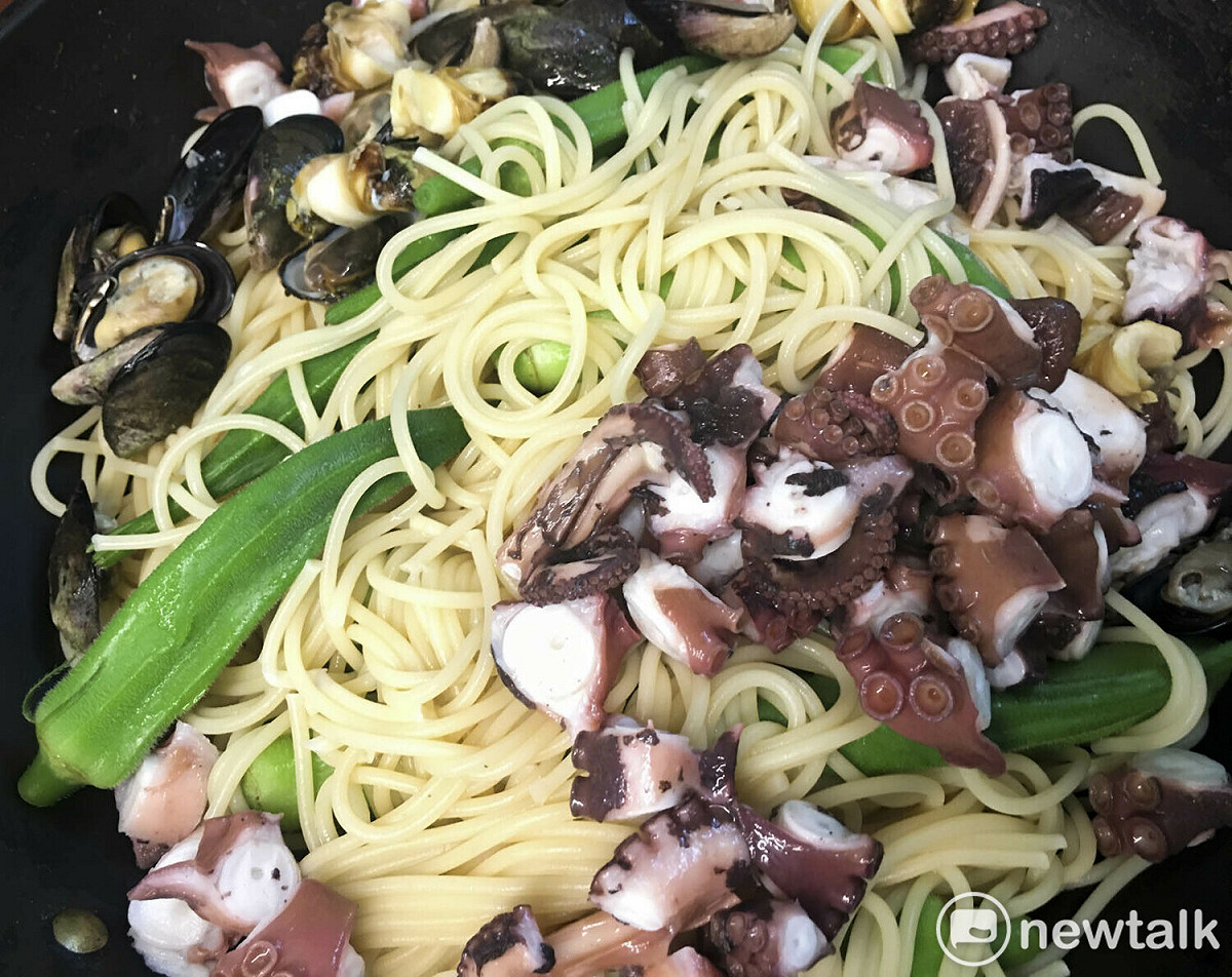 章魚是曹祥如在大浦港放網抓到的，小淡菜也是在大浦港討沰得來的，秋葵也是自己種的。這是曹祥如的東莒海鮮義大利麵午餐，簡單豐盛，再配上一杯冰鎮啤酒，就非常享受了！ 圖：張良一/攝