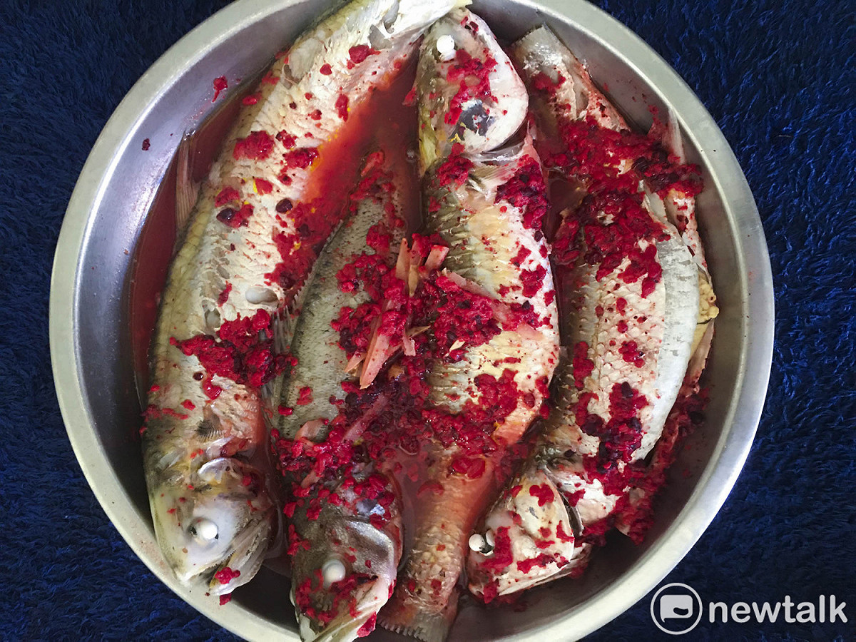 四條小烏魚切點薑絲淋上紅糟，清蒸幾分鐘就是一道非常鮮甜的魚鮮。 圖：張良一/攝