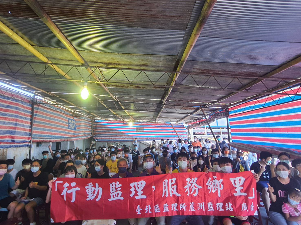 欲參加機車考照的考生，即日起至112年2月7日下午5時止，須備妥報考相關資料並送至三芝區或石門區公所完成收件作業（當日不受理現場報名），初次考照者請於當日上午8時準時報到參加初考領安全講習。 圖：台北區監理所提供