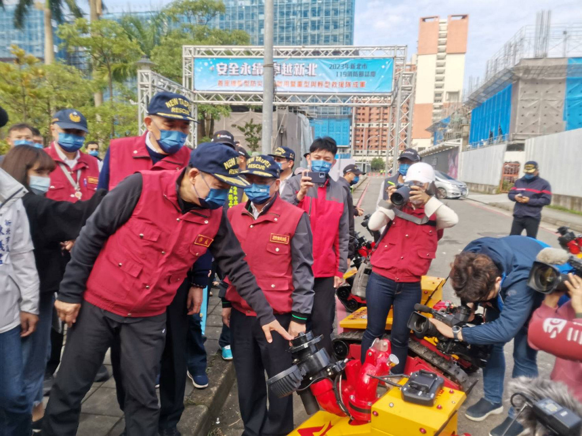 新北市消防局今(18)日在市政會議報告，未來4年將以「安心」、「安全」、「安居」三安為願景，貫徹簡政便民、行動治理及智能城市等三大主軸。 圖：新北市消防局提供