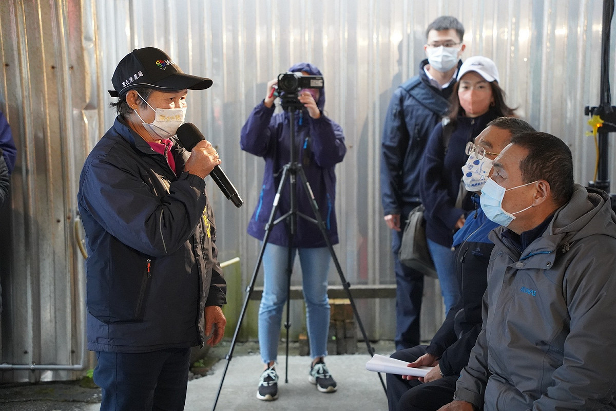 金山區陳里長感謝侯友宜及水利局投入金山區清水溪排水改善的努力。 圖：新北市水利局提供