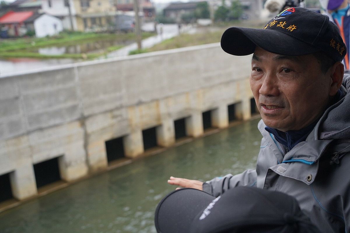侯友宜視察金山清水溪排水改善工程現場。 圖：新北市水利局提供