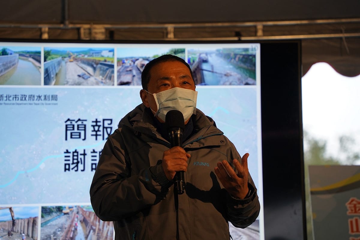 侯友宜視察金山清水溪排水改善工程現場肯定水利局一步一腳印投入金山區排水改善工程努力。 圖：新北市水利局提供