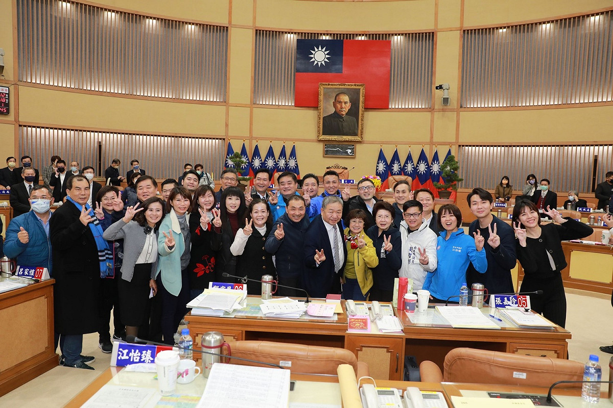 新北市政府112年度總預算終通過，市長侯友宜臨時變更行程到議會向議員一一致意，與議長蔣根煌及國民黨團合影。 圖：新北市議會國民黨團提供