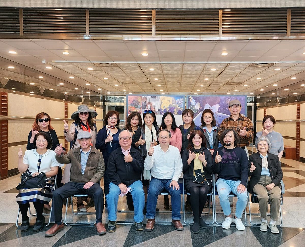 「形象展藝－日本形象派台灣支部會員展」開幕式眾多嘉賓合影留念。 圖：新北市文化局提供