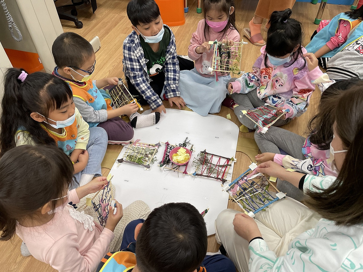 「自然素材的日常採集」主題課程，龜山國小附幼學生共同完成自然物編織創作。 圖：新北市文化局提供