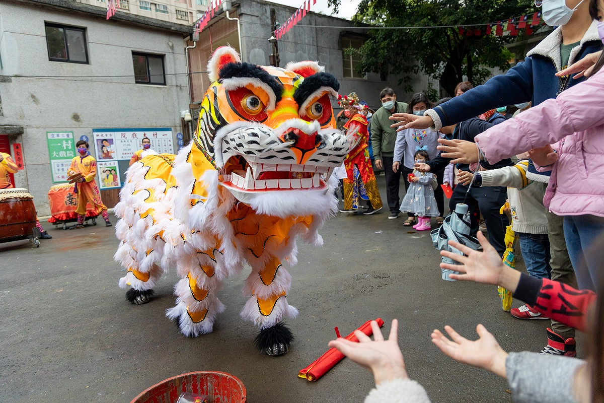 初四「獅鼓震天迎財神」邀請民眾領取發財金幣巧克力，沾上喜氣發財一整年。 圖：新北市文化局提供