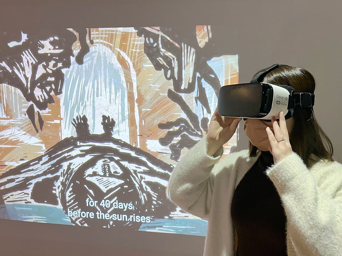 民眾於府中15「VR電影特展：從看電影到被電影環抱」體驗VR電影。 圖：新北市文化局提供