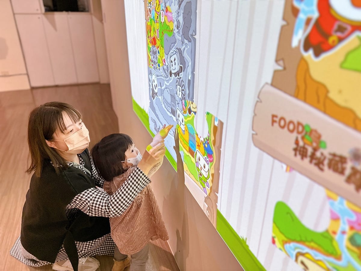 親子一同體驗府中15「FOOD超人-尋找金鑰大作戰」科技互動拼圖。 圖：新北市文化局提供