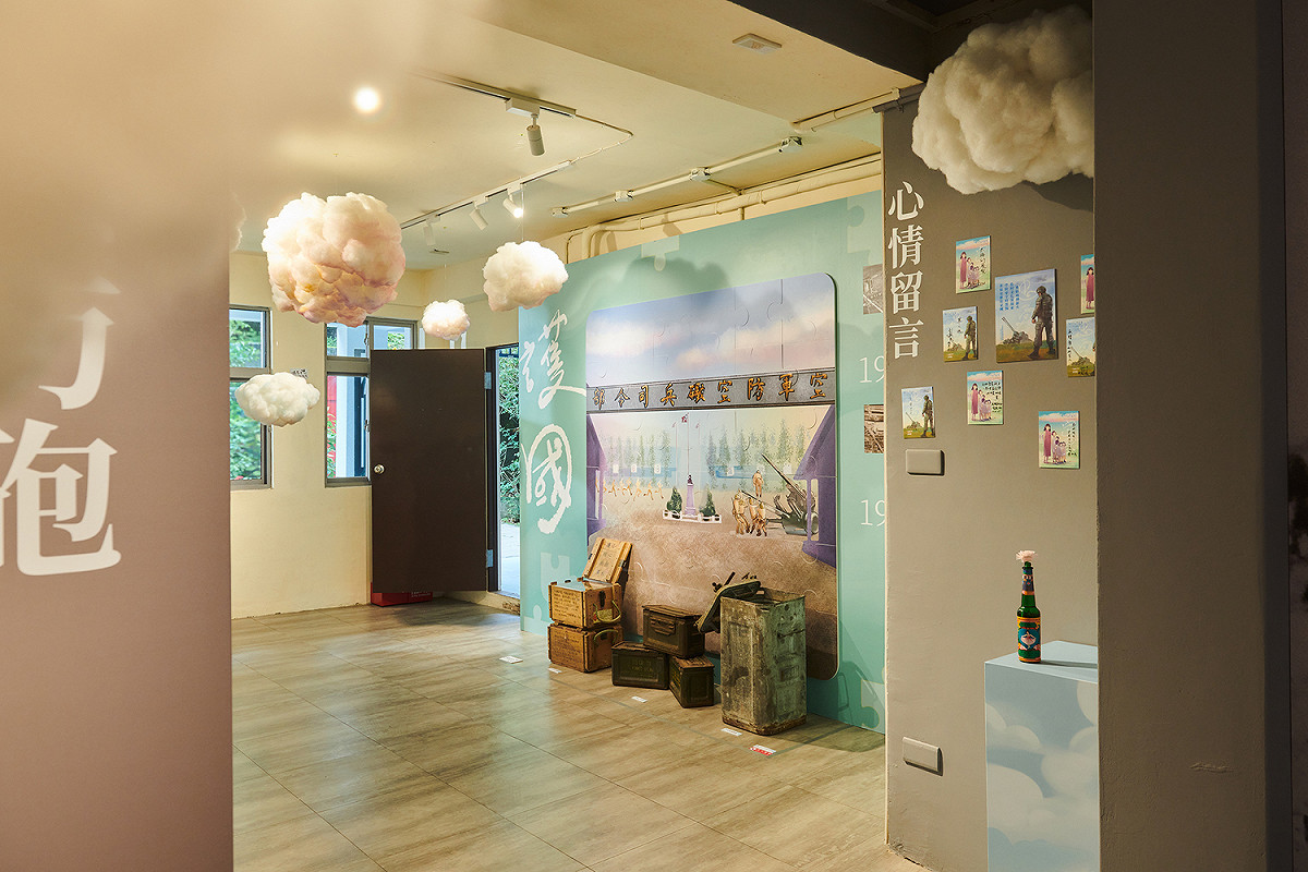 「晴空下的守護者-空軍三重一村與防空部隊的記憶」特展參考老照片手繪重現曾位於三重的空軍防空砲兵司令部。 圖：新北市文化局提供