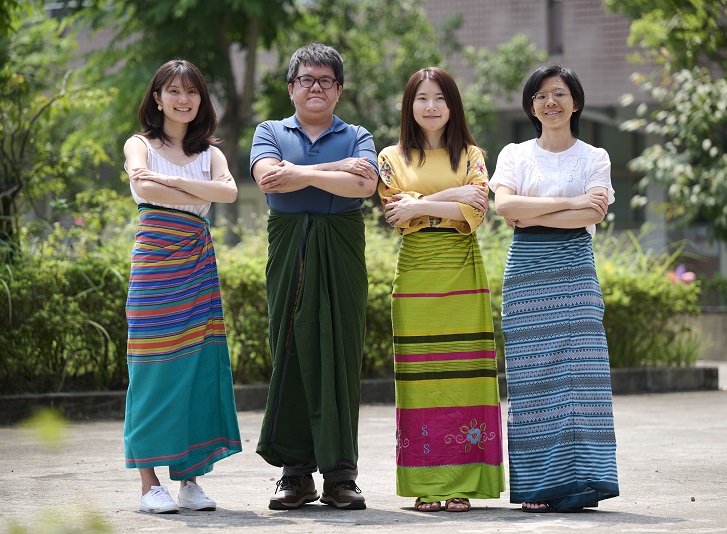 緬甸傳統服飾-男性稱為 Pa soe（布梭)，女性稱為Tamane（特敏）。 圖：新北市文化局提供