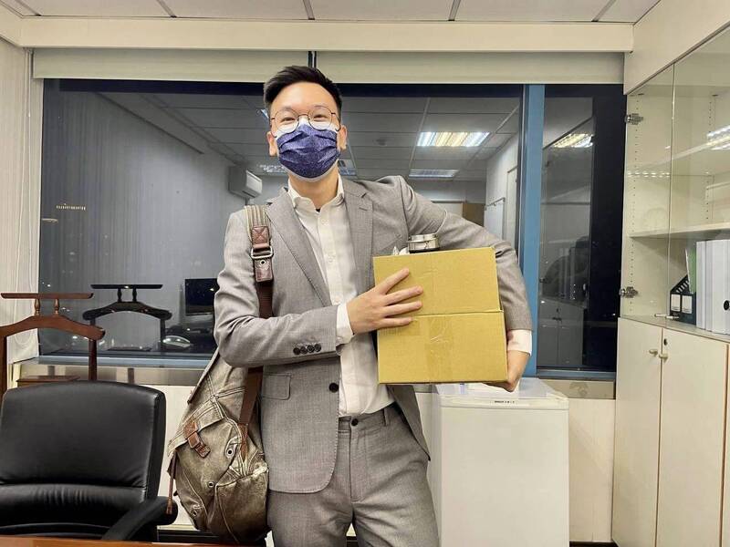 林飛帆18日結束民進黨副秘書長任內最後一天工作，他並在臉書發文說：「下班！謝謝大家！」 圖：翻攝林飛帆
