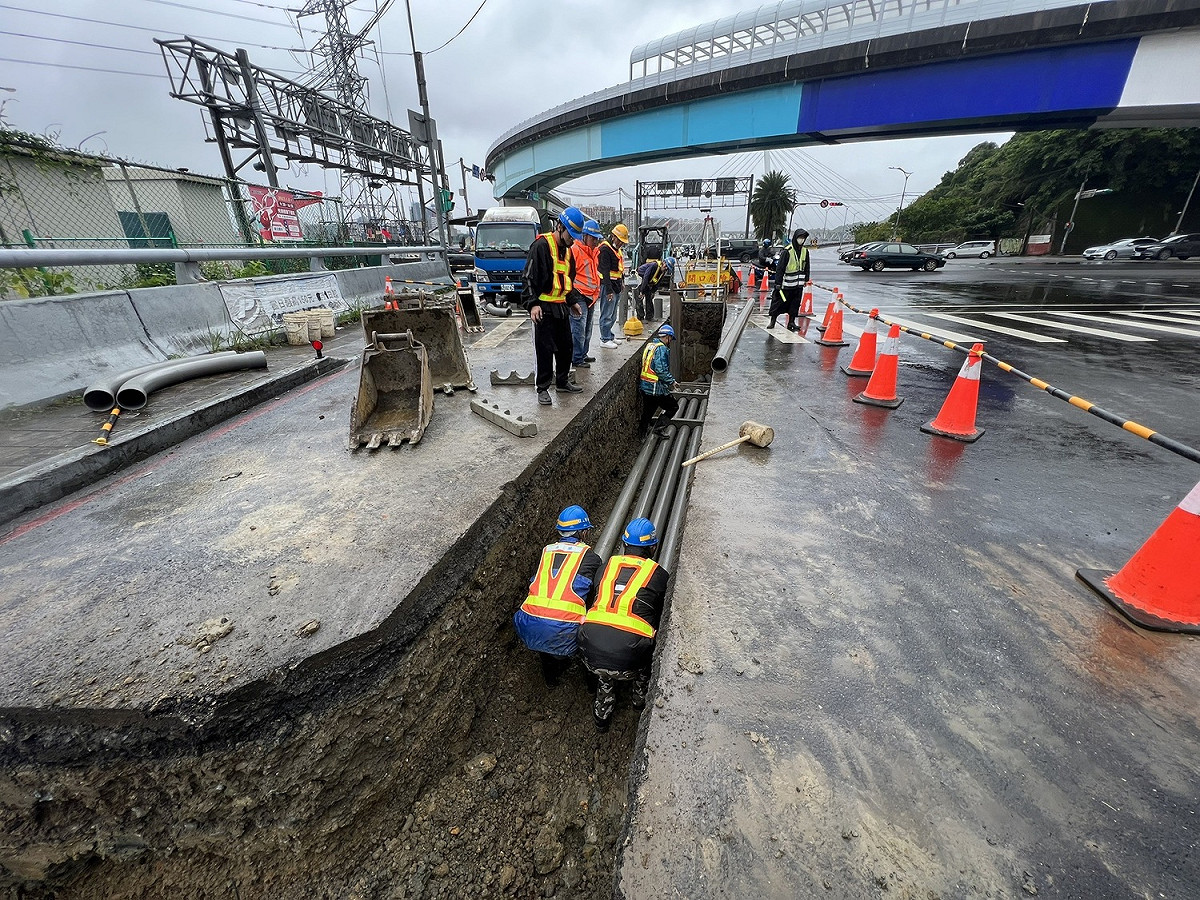 台電配合清水引入工程於新北環快道路上施作管線工程。 圖：新北市水利局提供