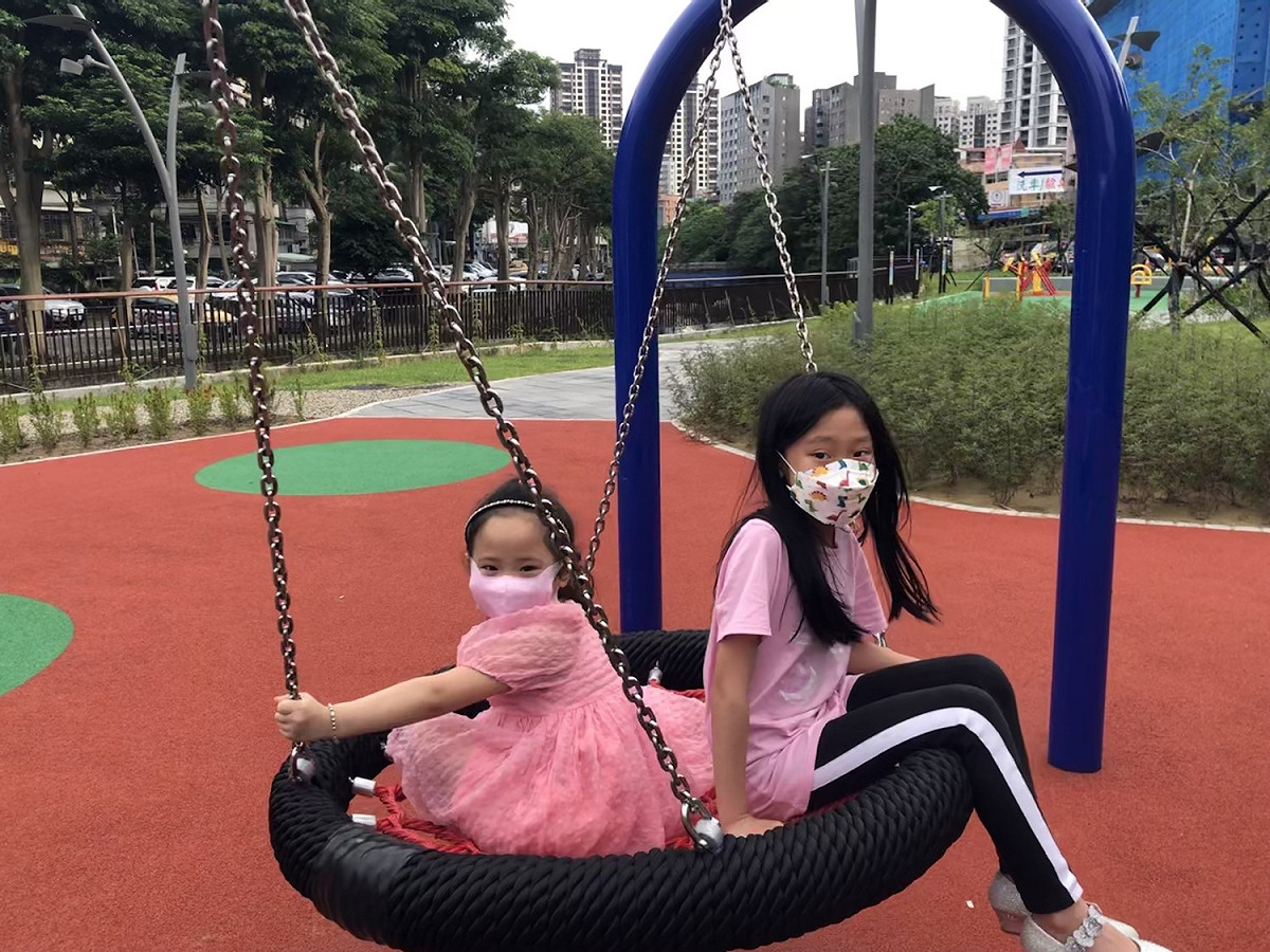 瓦磘溝整治後附近公園成為小朋友熱愛的遊憩場所。 圖：新北市水利局提供