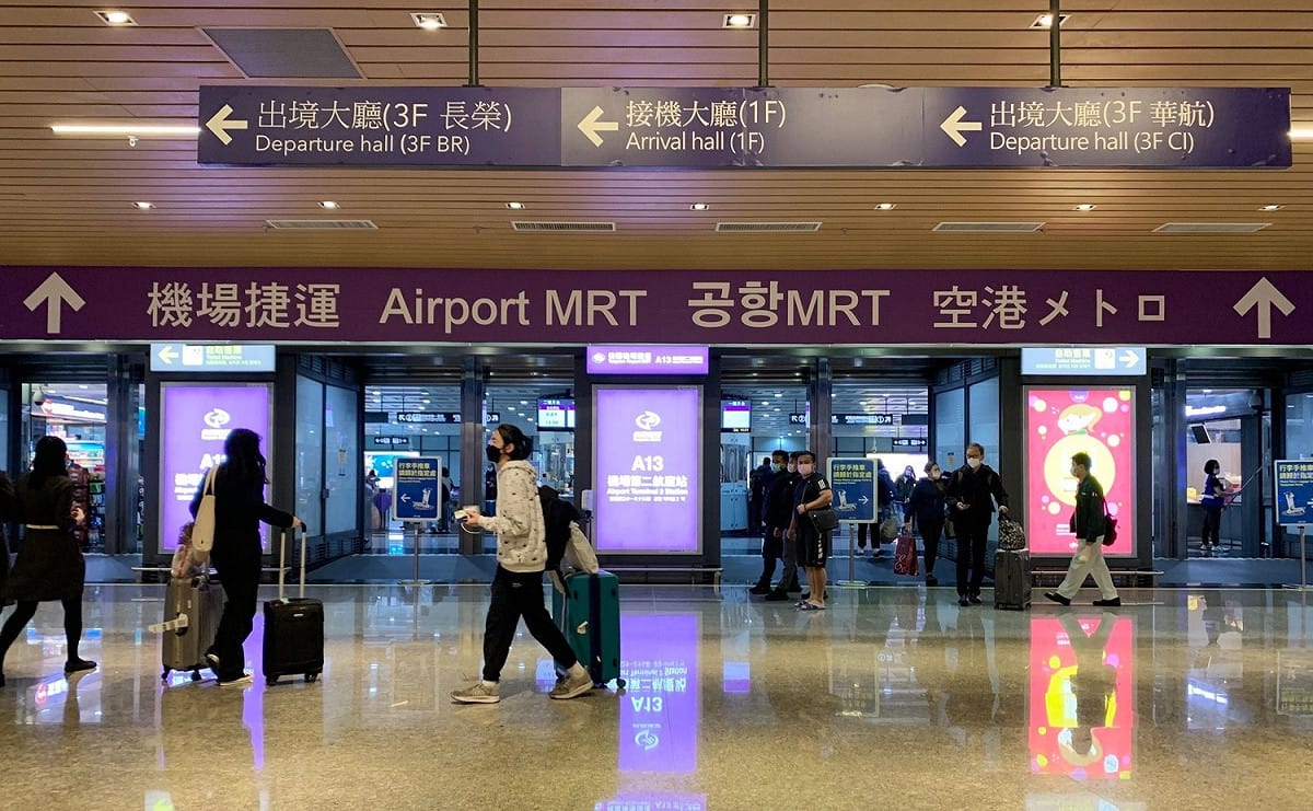 疫情鬆綁，一定有更多國人塞爆機場，謝金河預測可能創下比疫情前，一年出國人次高達1710萬人次的紀錄，國外旅遊也會帶走國內的內需，對今年的經濟恐怕更不利。 圖：翻攝自桃園國際機場臉書