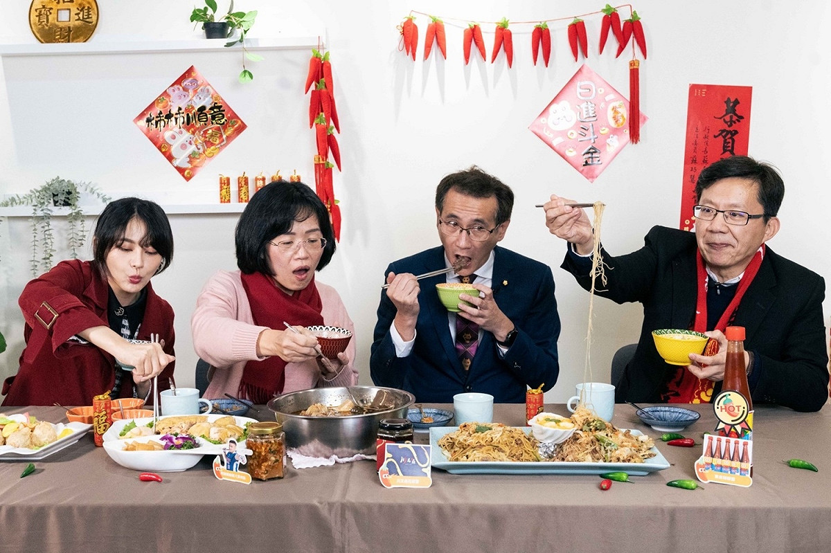 民進黨立委蘇巧慧今年邀請三位號稱很會吃辣的「辣台派立委」賴品妤、鄭運鵬、張廖萬堅一同進行「百搭辣醬PK賽」 圖：蘇巧慧辦公室提供