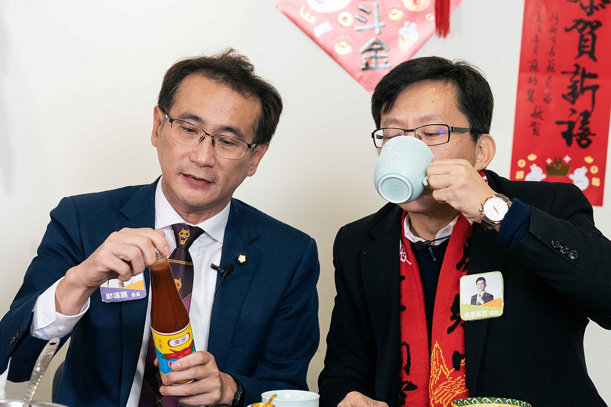 民進黨立委鄭運鵬、張廖萬堅測試東泉辣椒醬搭牛奶的滋味。 圖：蘇巧慧辦公室提供
