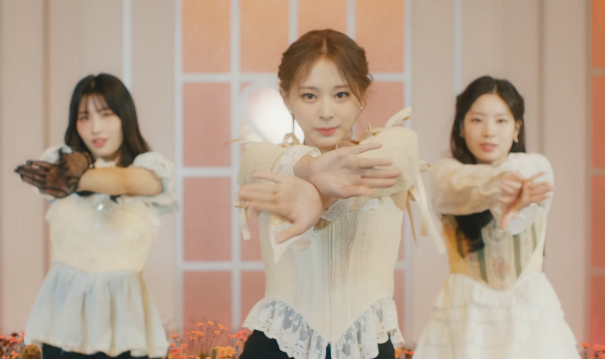 南韓女團TWICE的台籍成員子瑜登上新曲的副歌中間位，粉絲嗨翻。 圖：翻攝自JYP娛樂YT頻道