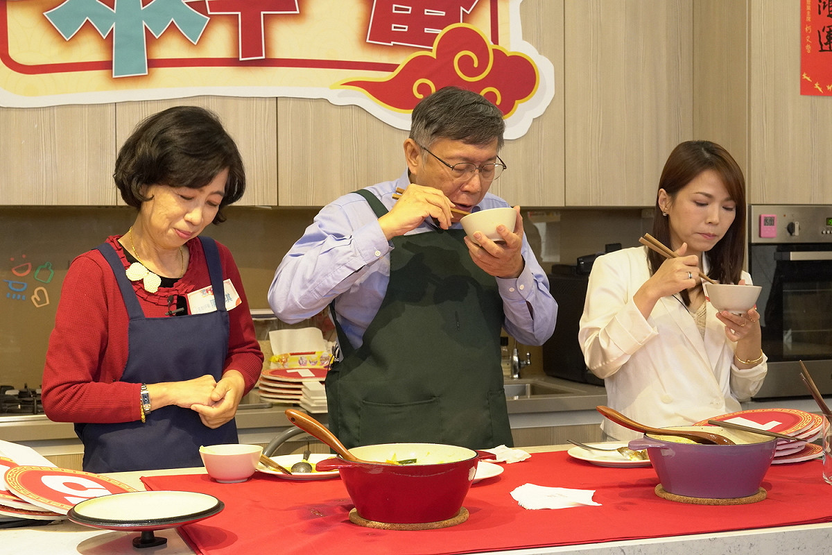 黨主席柯文哲、柯妻陳佩琪及前市府發言人陳智菡擔任挑嘴評審。 圖：民眾黨 / 提供