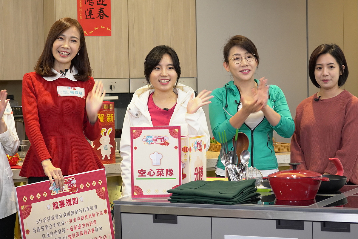 民眾黨《眾華一番》主持人楊寶楨（左起）、女生隊新竹市議員宋品瑩、台北市議員林珍羽及黃瀞瑩。 圖：民眾黨 / 提供