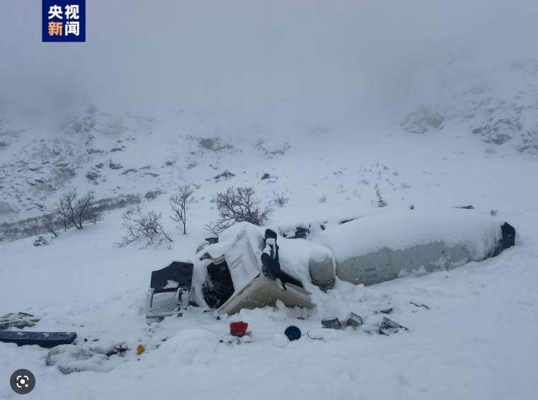 米林縣派鎮至墨脫公路多雄拉隧道出口發生雪崩，導致人員和車輛被困。至少有8人不幸罹難。 圖 : 翻攝自央視新聞