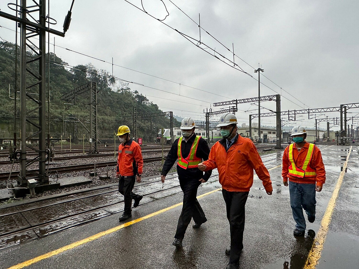 台鐵局依據疏運計劃，加強車輛檢修、路線維護、電力號誌保養、人力派遣、及車輛調派等準備工作。 圖：台鐵局／提供