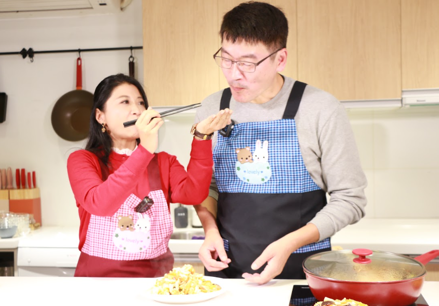 梁文傑、林楚茵上演餵食秀。 圖：林楚茵辦公室
