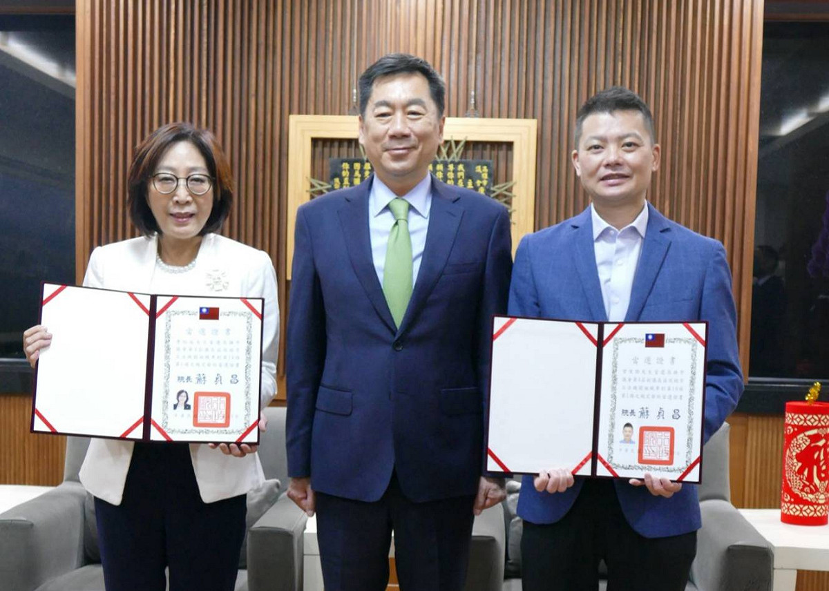 陳宗彥(中)日頒發康裕成(左)及曾俊傑(右)正副議長當選證書。 圖：高雄市議會/提供