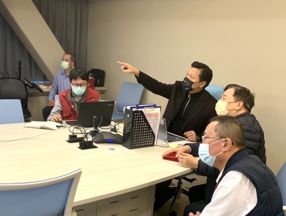 朱惕之（左二）視察交通戰情室。 圖：新北市交通局提供