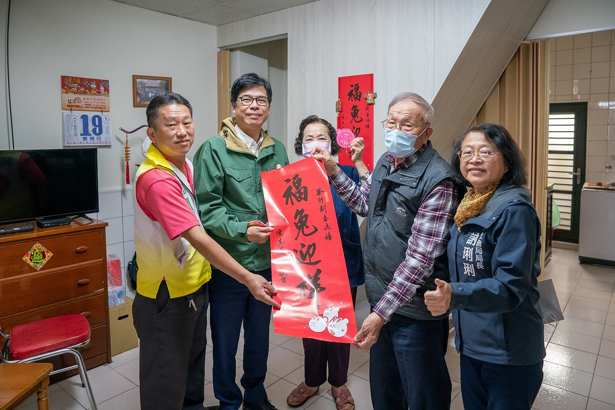 陳其邁(左二)致贈陳伯伯(右二)春聯。 圖：高雄市社會局/提供
