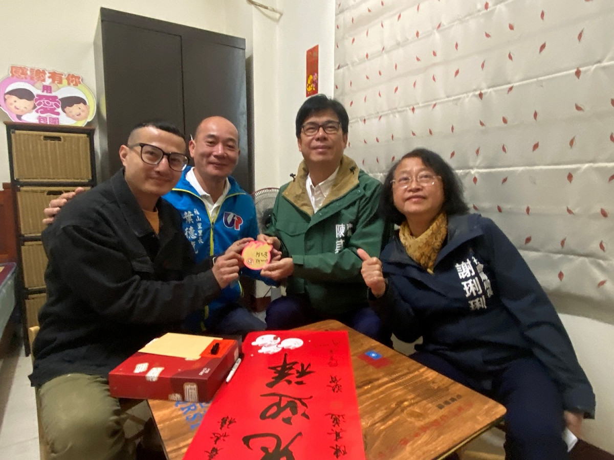 陳其邁(右二)致贈簽名紅包給城中城受災戶。 圖：高雄市社會局/提供