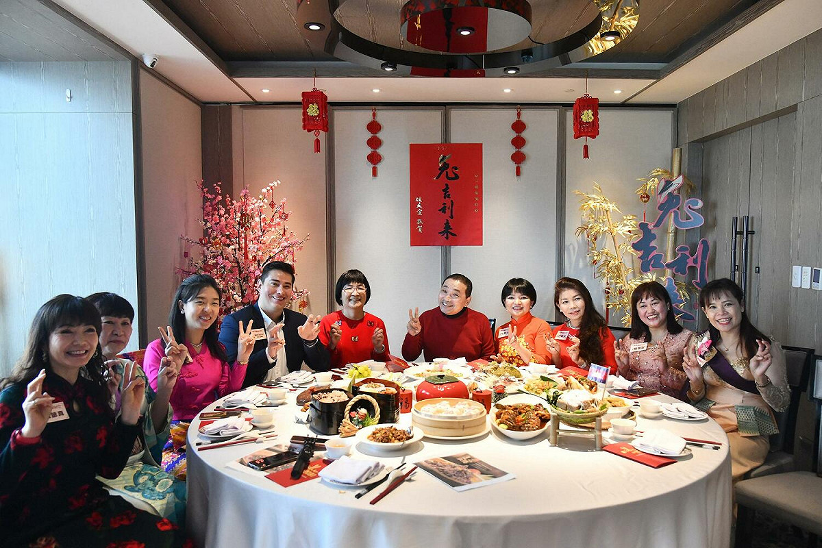侯友宜與各國新住民圍爐，盼台灣「多元共融、團結共好」。 圖：新北市政府／提供