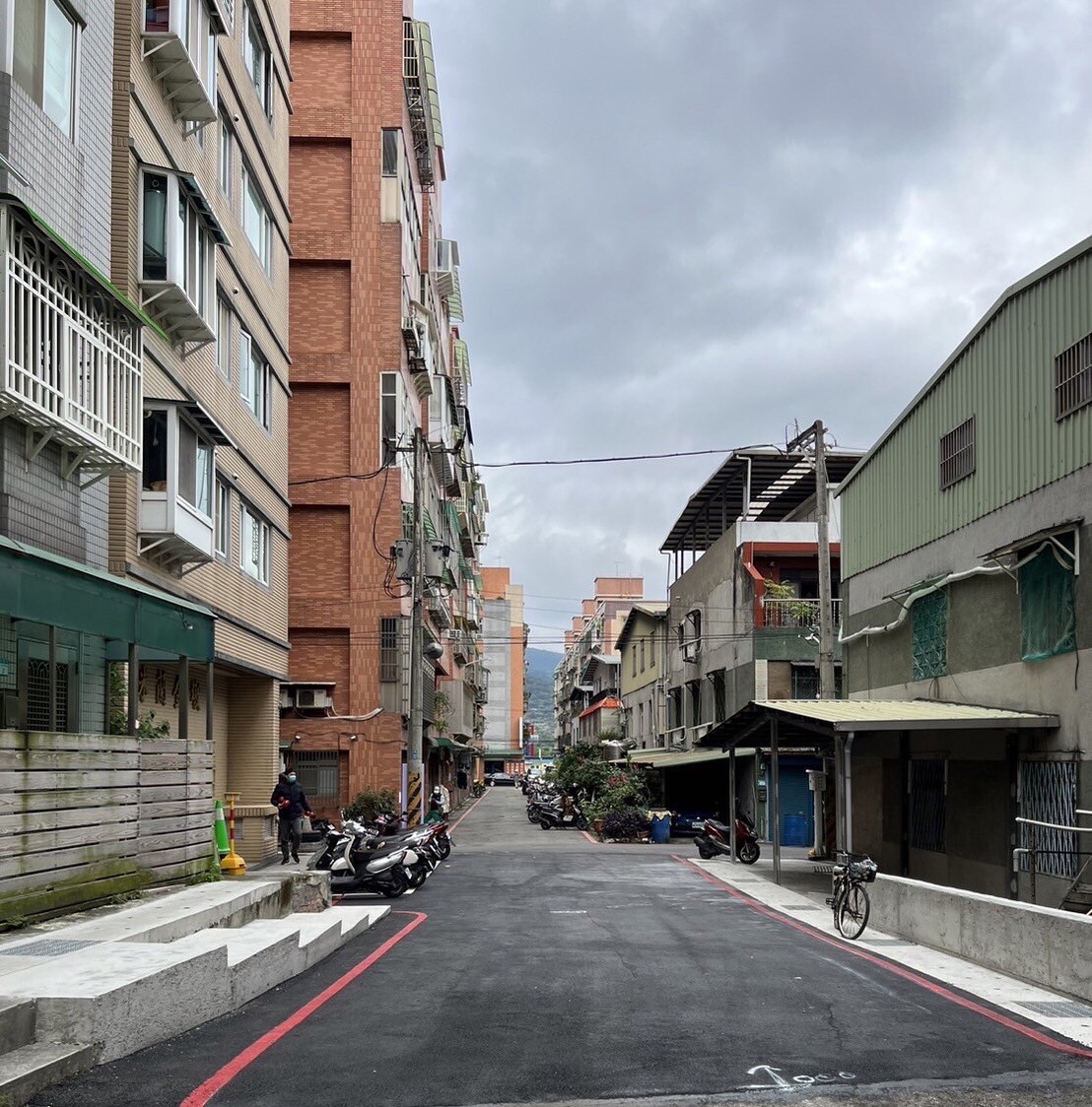 淡水民權路187巷66弄市府新工處和淡水區公所攜手以瓶頸道路專案打通後，還路於民，車輛行人暢行無阻。 圖：新北市工務局/提供