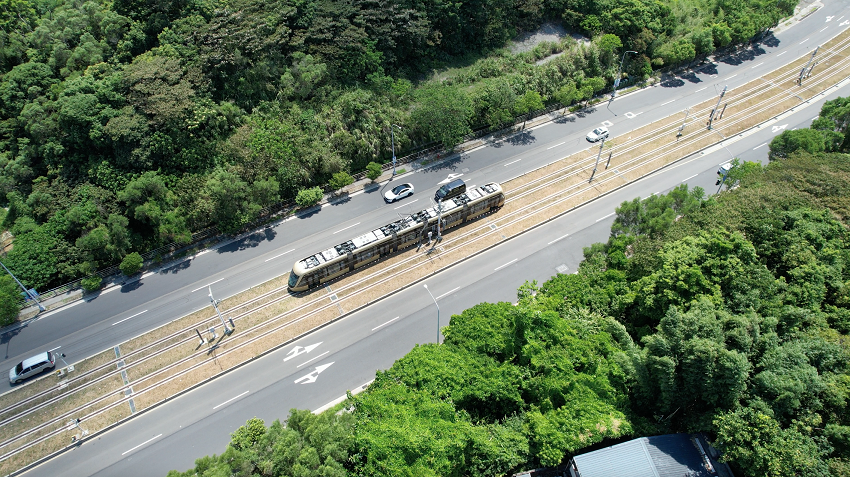 安坑輕軌平面段空拍圖。 圖：新北市民政局/提供