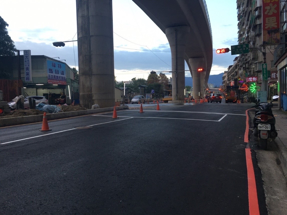 安坑輕軌安和路二段圍籬退縮照片。 圖：新北市捷運局提供