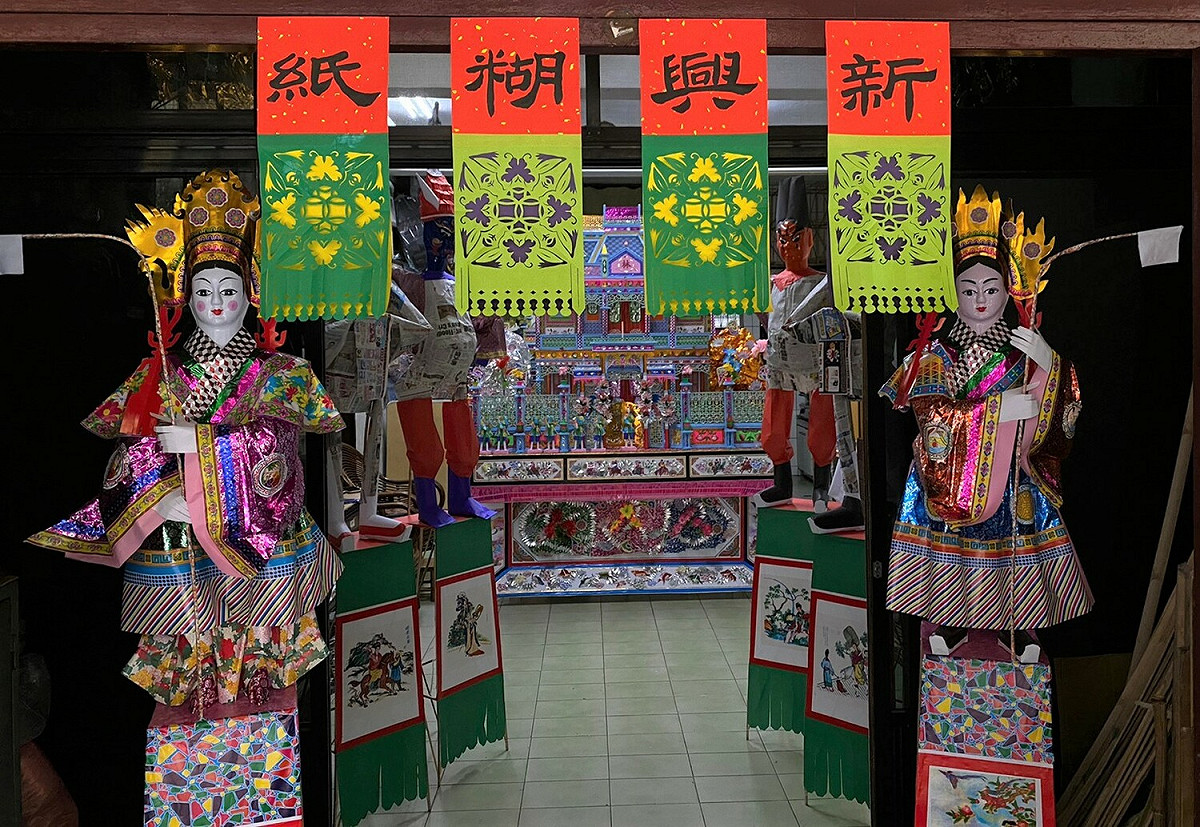 新北市糊紙保存者張徐沛為新興糊紙店創辦人，積極投身各大祭典儀式。 圖：新北市文化局提供