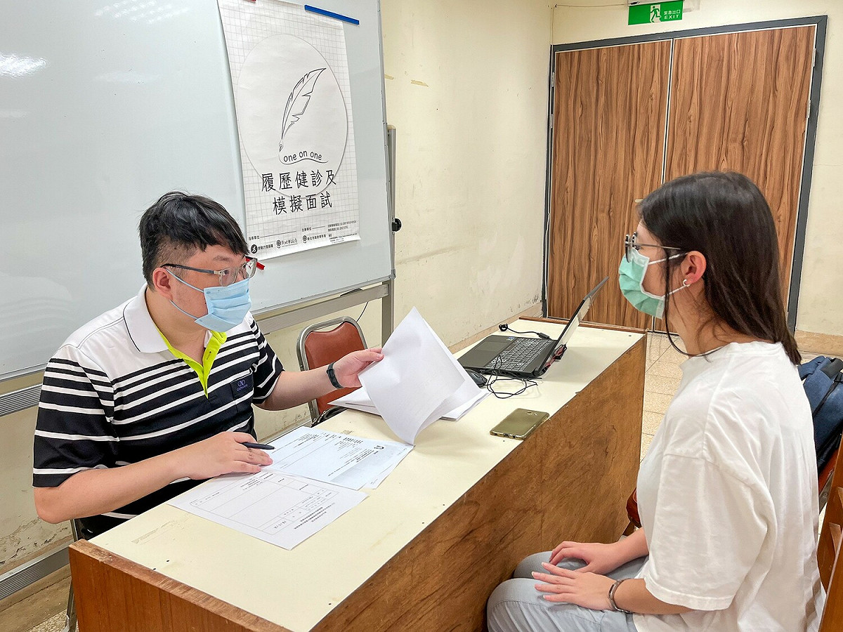 由業界專家擔任面試官及講師，透過模擬面試實戰方式給予講評回饋，告訴你找工作不能不知道的外掛技能。 圖：新北市青年局提供