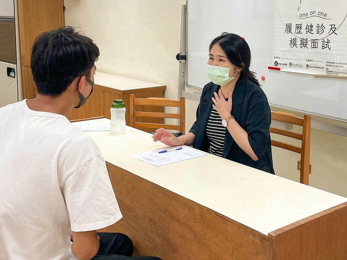 青年局邀請人資主管協助檢視履歷，並提供模擬面試、公開企業求職錄取小秘訣，提升青年職場準備力。 圖：新北市青年局提供