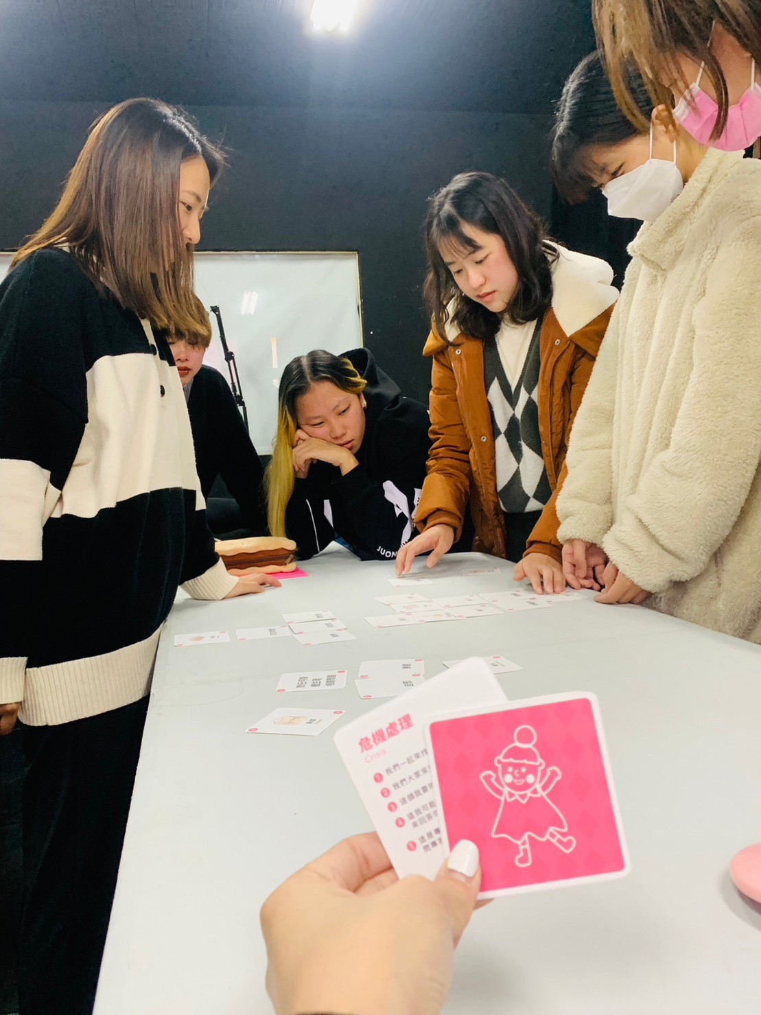 「女生不好說的煩惱-青春期必備桌遊」，結合時下年輕人喜愛的卡牌桌遊，以寓教於樂的方式提供青少年正確青春期知識。 圖：新北市青年局提供