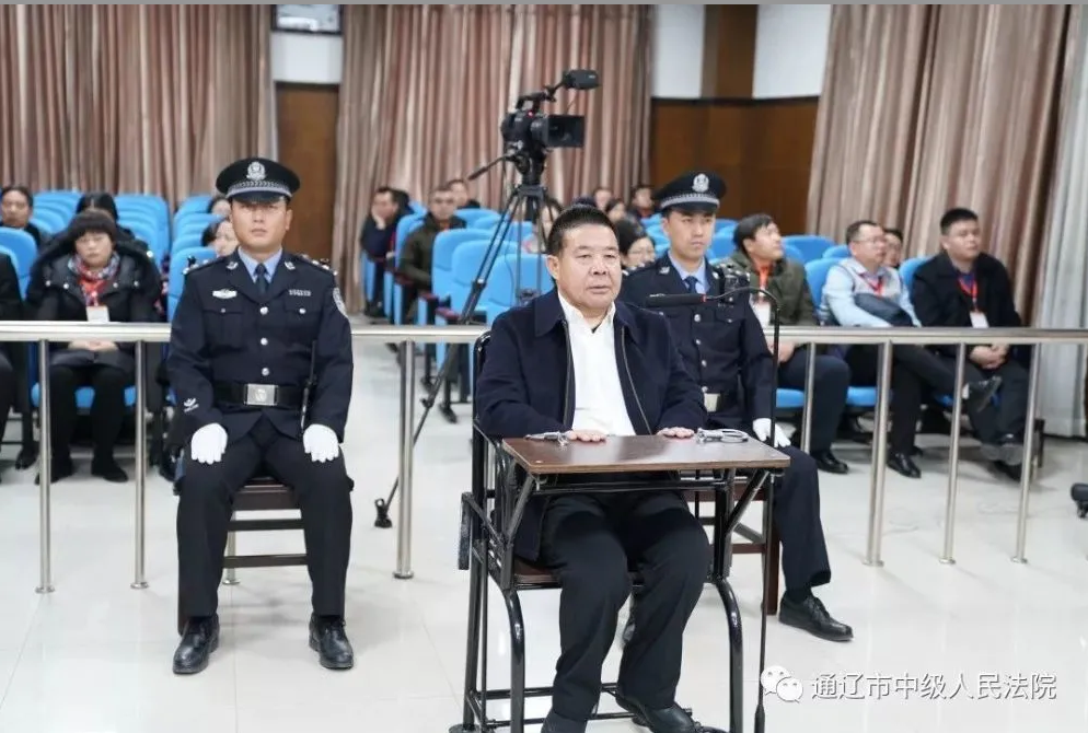 中國貪官楊國文受審。 圖：飯攝自通遼市中級法院微信