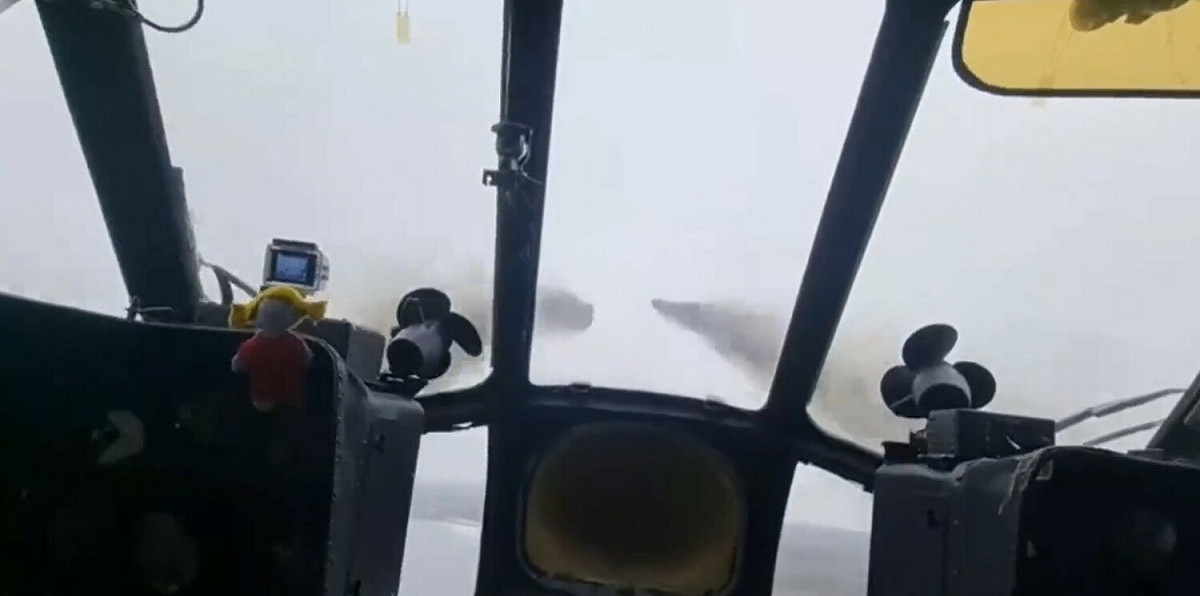 網傳影片，烏克蘭空軍駕駛 Mi-8直升機在俄軍陣地轟炸。 圖:翻攝自推特