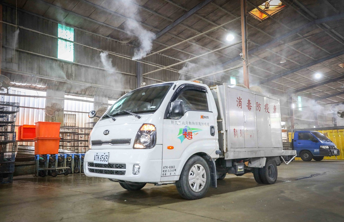 動保處派遣防疫消毒車至雙北家禽每週定期加強消毒。 圖：新北市動保處提供