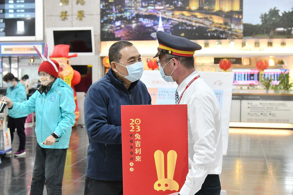 春節連假將至，侯友宜今（19）日晚間到板橋高鐵、鐵車站視察交通疏運情形並慰勉執勤同仁。 圖：新北市新聞局提供