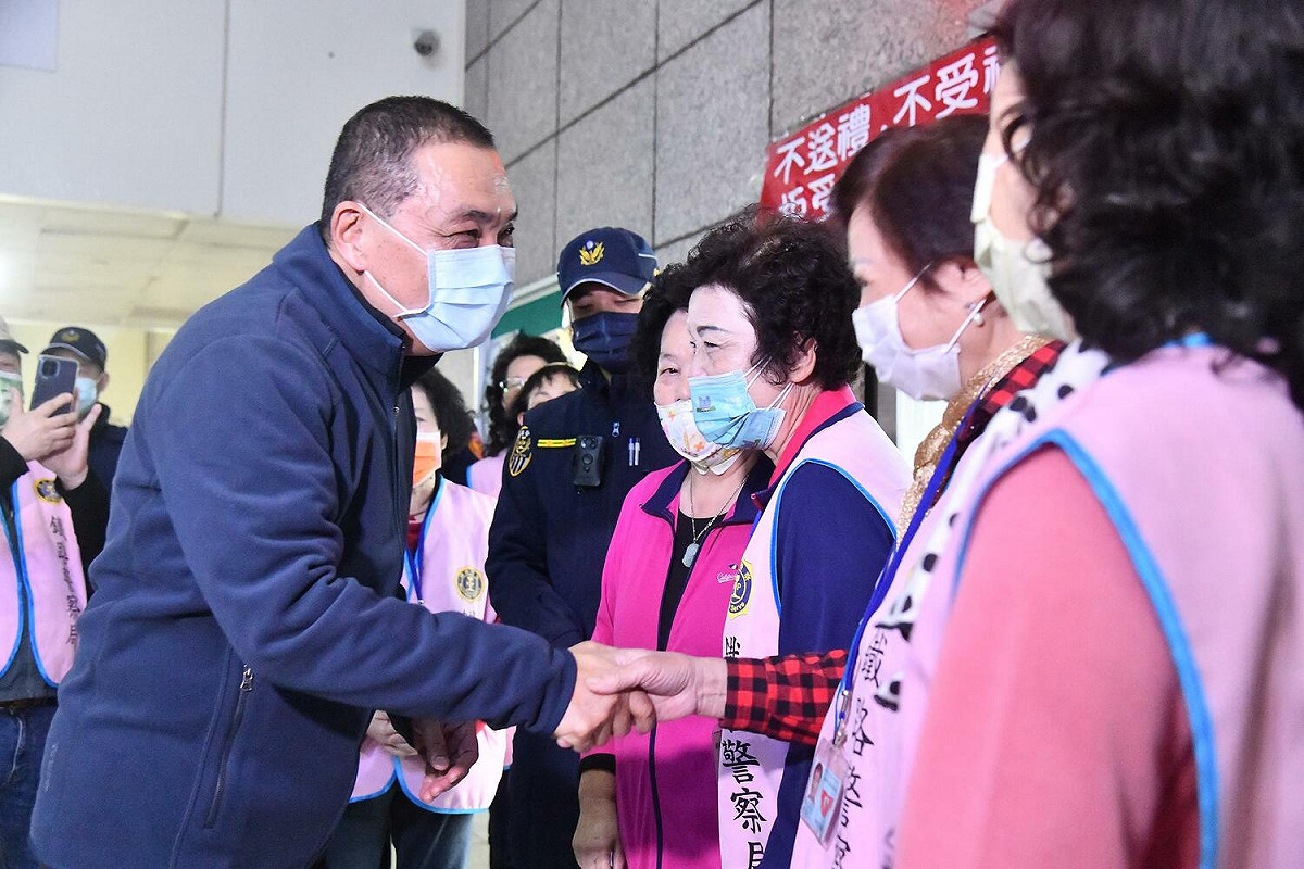 侯友宜一一向返鄉旅客拜年。 圖：新北市新聞局提供